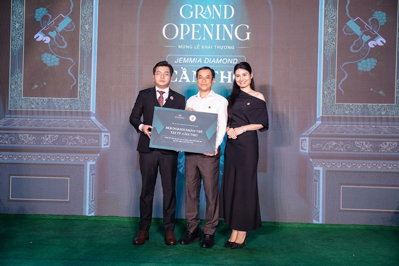 Jemmia Diamond trao tặng 100.000.000 đồng