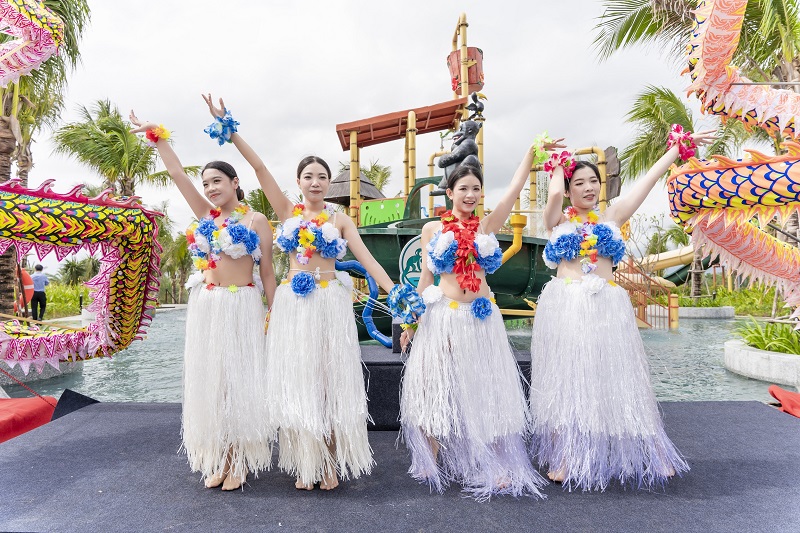Không gian xanh mát như một khu rừng nhiệt đới bao quanh công viên nước