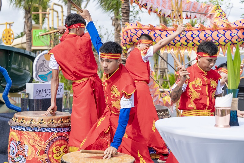 Không gian xanh mát như một khu rừng nhiệt đới bao quanh công viên nước