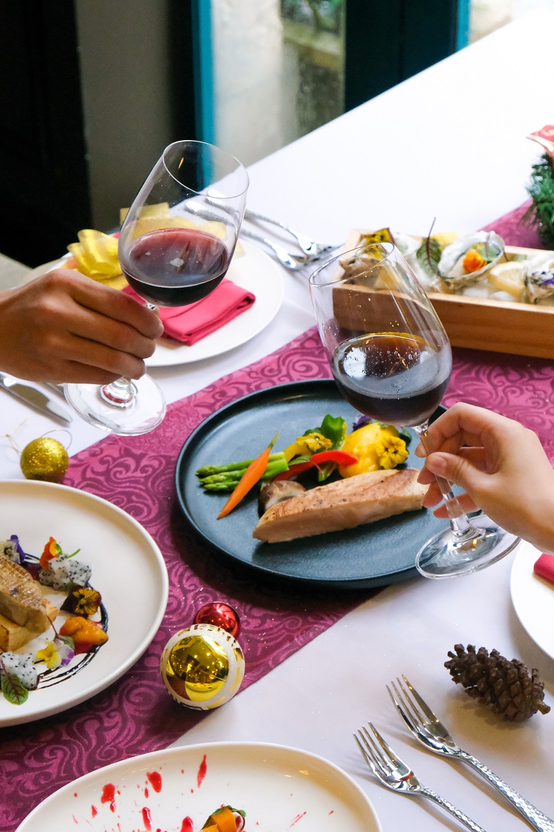 Festive Dining in the Clouds