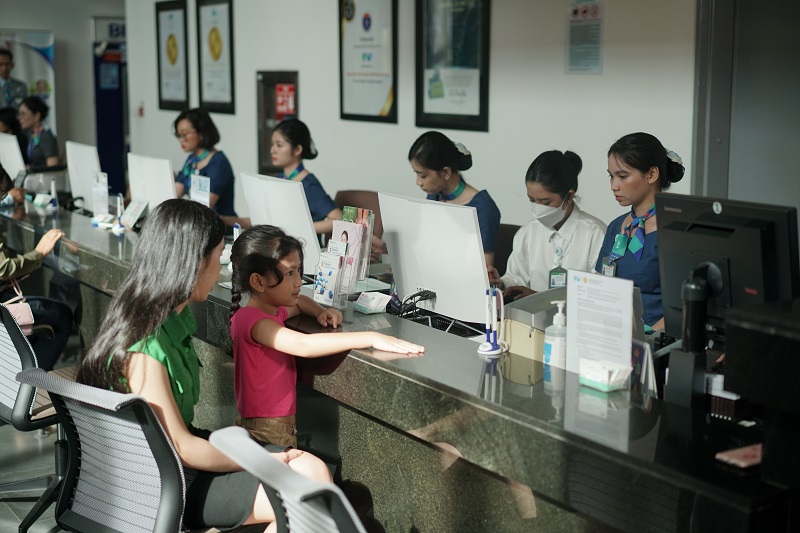 Bệnh nhân tại FV được tư vấn về các chương trình hỗ trợ chi phí, giúp việc chăm sóc sức khỏe trở nên dễ dàng hơn (Ảnh:FV)