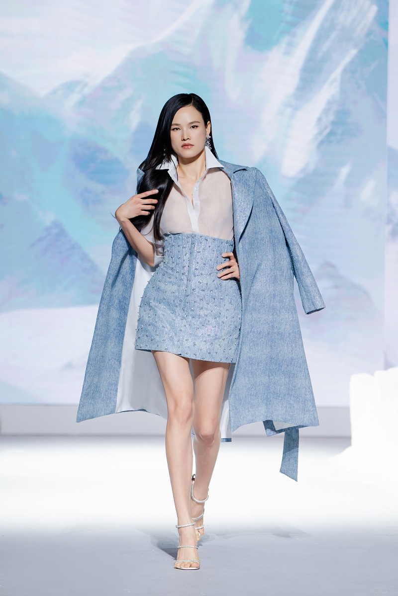 Lý Nhã Kỳ cũng góp mặt tại sự kiện ICE MELT Fashion Show. Người đẹp diện thiết kế White Ice Queen độc quyền của thương hiệu Mr Crazy & Lady
