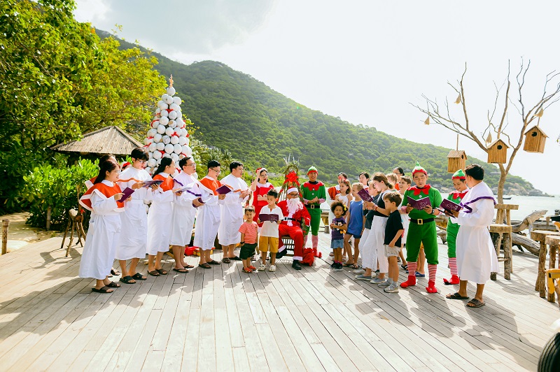 Mùa lễ hội, Six Senses Ninh Van Bay chiêu đãi thực khách buổi tiệc rượu thân mật hoàn toàn miễn phí cùng tiệc Gala đặc sắc ngoài trời, đạo diễn bởi Bếp Trưởng Timothy Goddard.