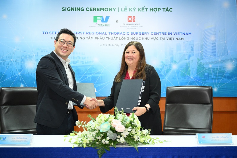 TS.BS Melvin Heng, Tổng Giám đốc Tập đoàn Y tế Thomson và bà Julie Mc Caughan 