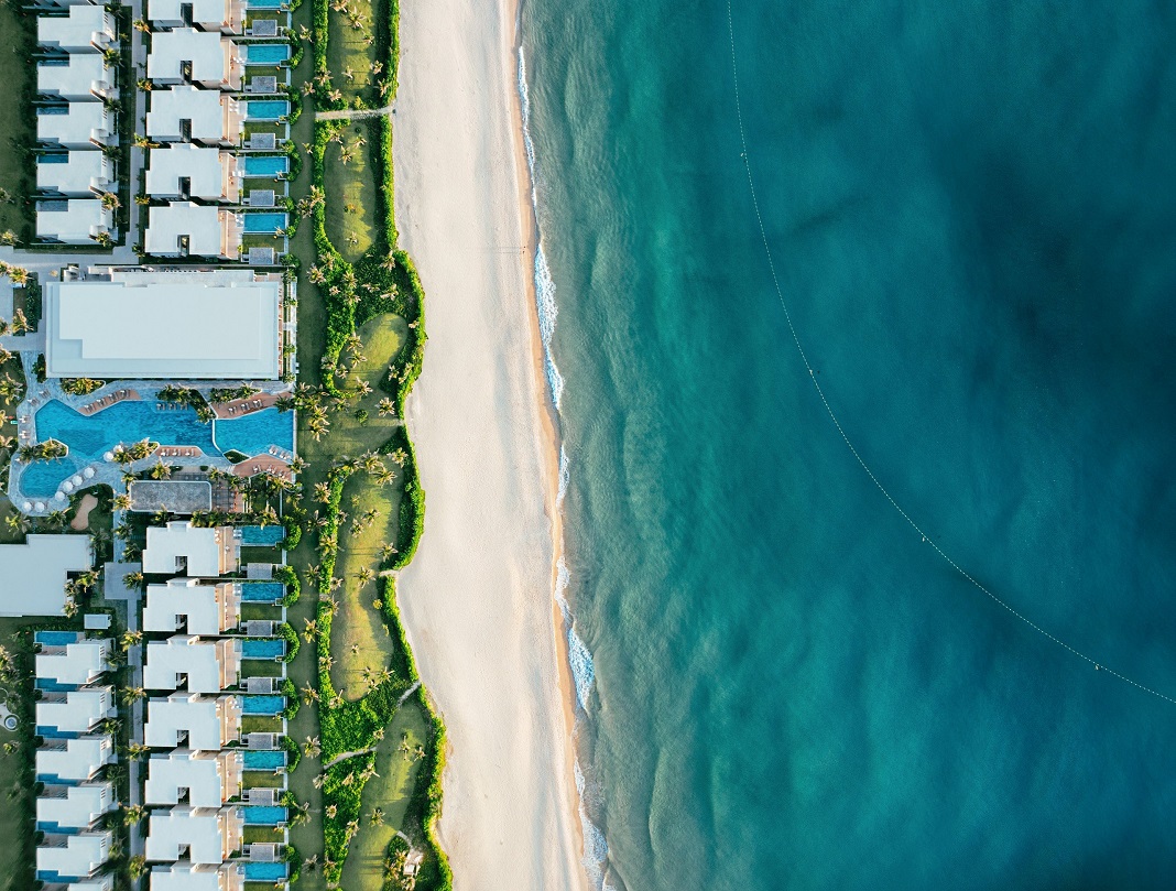 Hồ bơi vô cực hướng biển giữa khu vườn xanh mát. Ảnh: Ocean Resort Quy Nhơn