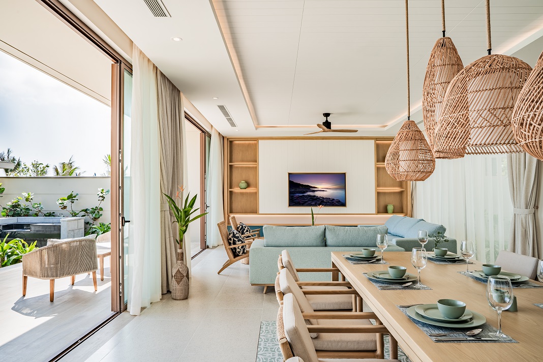 Không gian sinh hoạt trong villa rộng rãi và ấm cúng cho gia đình và nhóm bạn bè. Ảnh: Ocean Resort Quy Nhơn
