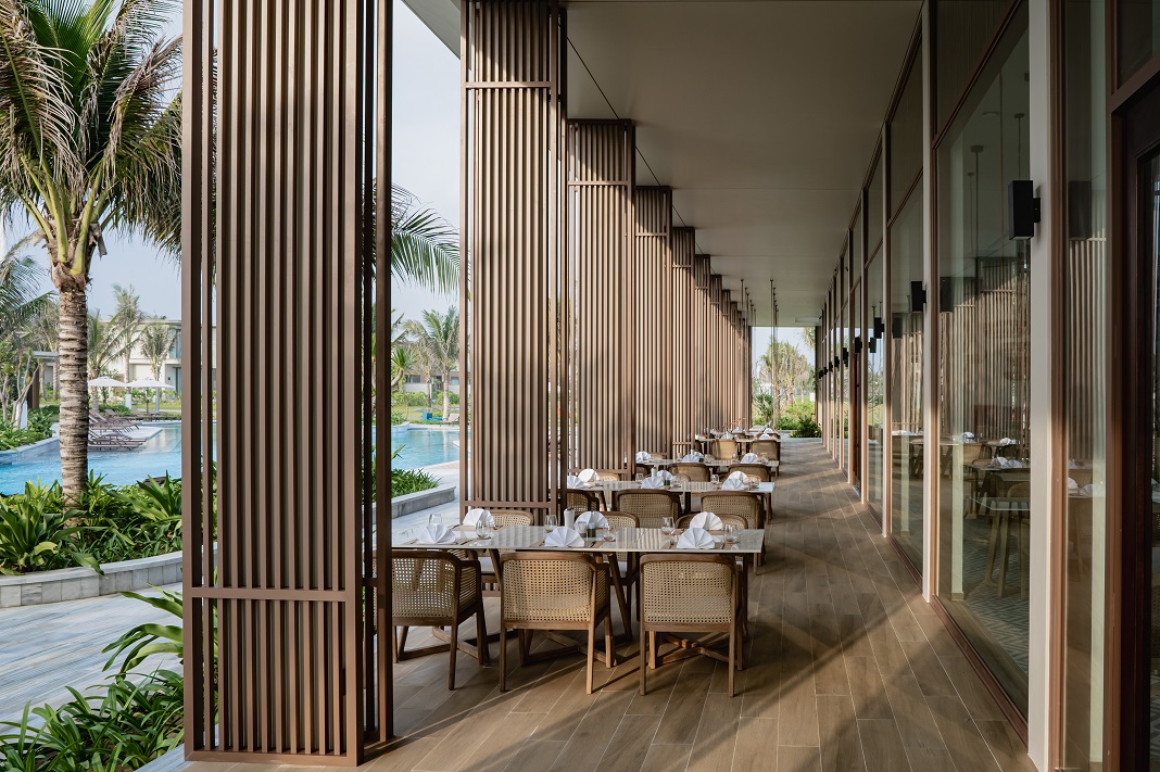 Nhà hàng MIXE phục vụ cả ngày với vị trí ở giữa hồ bơi trung tâm và biển. Ảnh: Ocean Resort Quy Nhơn