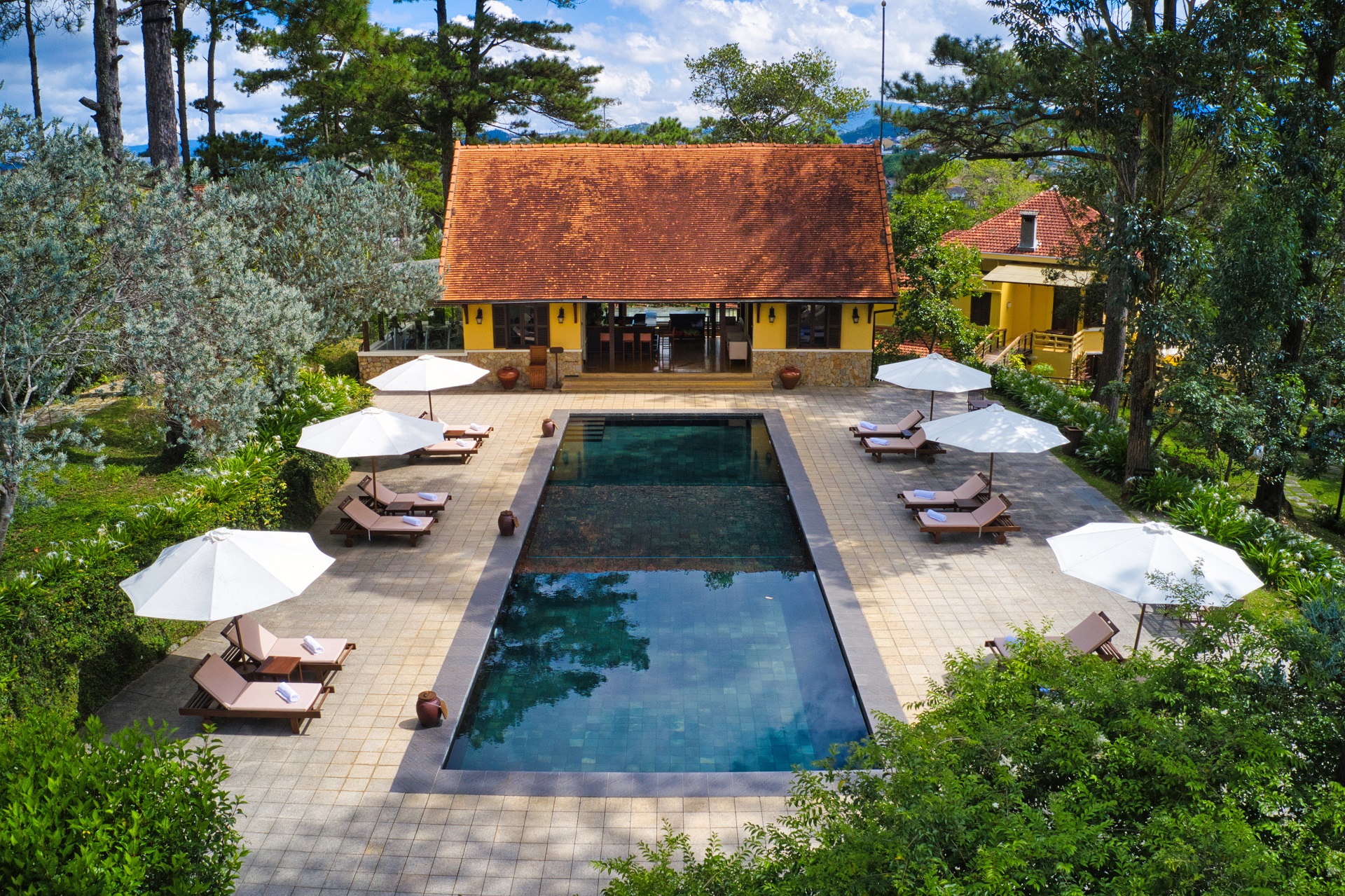 Mặc dù chỉ cách trung tâm Đà Lạt một quãng ngắn, Ana Mandara Villas Dalat Resort & Spa vẫn là nơi ẩn náu yên bình, tĩnh lặng và thư giãn. Bao quanh bởi cảnh quan xanh tươi và khu vườn quyến rũ, đây là nơi trú ngụ của các loài chim di cư và nhiều loài hoa theo mùa. Từ sắc màu rực rỡ của hoa đào đến vẻ đẹp tinh tế của hoa mimosa, khuôn viên nơi đây là một bữa tiệc cho các giác quan. Hình resort Du khách còn có thể trải nghiệm nhiều tiện nghi xa hoa, từ hồ bơi nước ấm ngoài trời cho đến các khu lưu trú trên cây, mang đến trải nghiệm nghỉ dưỡng độc đáo. Gia đình có thể tận hưởng khu vui chơi trong nhà dành cho trẻ em, đảm bảo mang lại trải nghiệm thú vị và gắn kết.