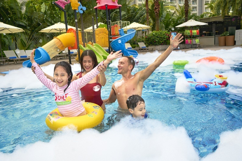 Với tinh thần và dấu ấn “We Create Grand Memories ”, Wyndham Grand Phu Quoc đã nhấn mạnh vào trọng tâm để trở thành khu nghỉ dưỡng yêu thích của các du khách trong nước và quốc tế bằng dịch vụ tận tâm chuyên nghiệp, không gian nghỉ dưỡng tinh tế cùng chuỗi tiện ích giải trí xuyên suốt đi cùng ẩm thực phong phú mỗi ngày. Trong năm thứ hai hoạt động, khu nghỉ dưỡng đã có bước chuyển mình ấn tượng với hàng loạt nâng cấp và mở rộng hạ tầng dịch vụ. Khu vui chơi trẻ em Kids Club được thiết kế lại với không gian sáng tạo, đa dạng khu vực theo độ tuổi, giúp các “du khách nhí” thỏa sức khám phá, học hỏi và vui chơi an toàn. Khu hồ bơi trung tâm được bổ sung hệ thống cầu trượt nước hiện đại, mang đến trải nghiệm sôi động, trẻ trung cho cả gia đình.            Khu vực Kids Club được mở rộng, cầu trượt nước 5 làn cùng các hoạt động cho gia đình như lớp nấu ăn, lớp pha chế, tiệc bọt tuyết hàng ngày luôn được yêu thích tại Wyndham Grand Phu Quoc.  Bên cạnh đó, 21 căn Biệt thự sang trọng với hồ bơi riêng mới hoàn thiện với phong cách kiến trúc Đông Dương thanh lịch, tiện nghi chuẩn quốc tế, mở rộng lựa chọn lưu trú cao cấp cho du khách yêu thích sự riêng tư và tinh tế.     21 căn Biệt thự sang trọng được thiết kế theo phong cách “Indochine”, phù hợp cho cả gia đình và nhóm bạn với đầy đủ phòng khách, bếp, hồ bơi riêng và không gian tổ chức tiệc BBQ tại vườn.      Không chỉ dừng lại ở lưu trú, Wyndham Grand Phu Quoc còn tập trung đẩy mạnh vào các dịch vụ ẩm thực và giải trí, mang đến hành trình trải nghiệm trọn vẹn: từ những bữa tiệc buffet hải sản phong phú hàng đêm, ẩm thực quốc tế đa dạng, đến các hoạt động giải trí sôi động, spa thư giãn, thể thao biển và chương trình gia đình kết nối.           Những nỗ lực đổi mới không ngừng ấy chính là nền tảng vững chắc để Wyndham Grand Phu Quoc tiên phong hướng đến mô hình “Khu Nghỉ Dưỡng trọn gói -  All-inclusive Resort” – nơi du khách có thể tận hưởng trọn vẹn kỳ nghỉ. Mọi dịch vụ – từ lưu trú, ăn uống, vui chơi, giải trí đến chăm sóc sức khỏe – đều được gói gọn trong một trải nghiệm duy nhất, đúng tinh thần “Một điểm đến, mọi trải nghiệm”. Sau hai năm hình thành và phát triển, Wyndham Grand Phu Quoc đã khẳng định vị thế là biểu tượng mới của nghỉ dưỡng sang trọng tại đảo ngọc, đồng thời mở ra giai đoạn phát triển mới, hứa hẹn mang đến cho du khách những hành trình đầy cảm xúc, trọn vẹn và khác biệt. # WE Create Grand Memories   Thông tin đặt phòng: Wyndham Grand Phu Quoc Địa chỉ: Khu Bãi Dài, Đặc Khu Phú Quốc, Tỉnh An Giang, Việt Nam Điện thoại: 02973 691 555 Email: res@wyndhamgrand-phuquoc.com