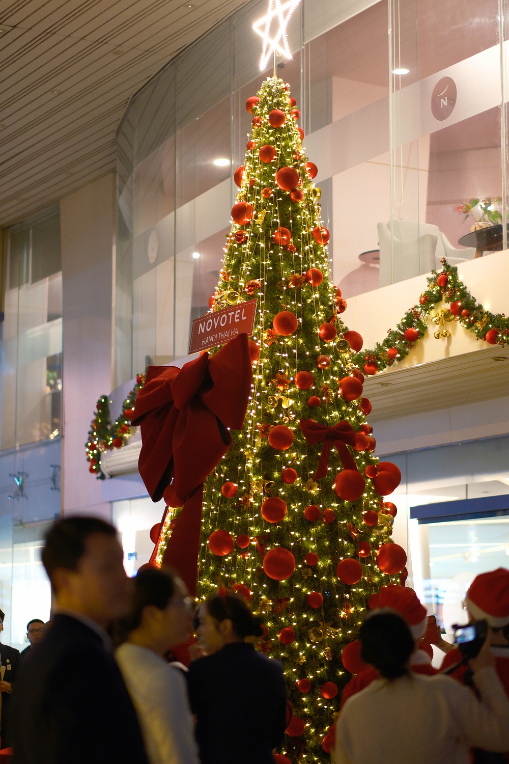 Thắp sáng cây thông Giáng sinh, mở ra mùa ưu đãi lễ hội tại Novotel Hanoi Thai Ha