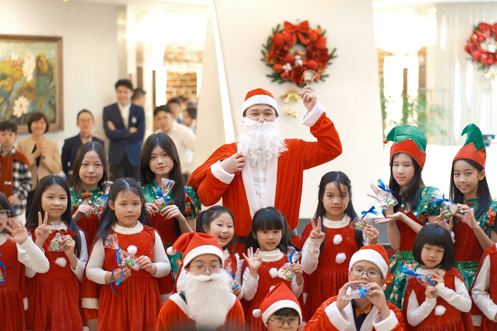 Thắp sáng cây thông Giáng sinh, mở ra mùa ưu đãi lễ hội tại Novotel Hanoi Thai Ha