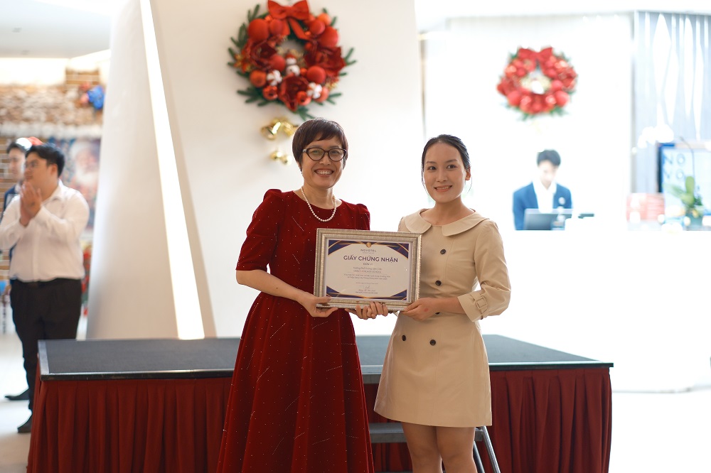 Thắp sáng cây thông Giáng sinh, mở ra mùa ưu đãi lễ hội tại Novotel Hanoi Thai Ha