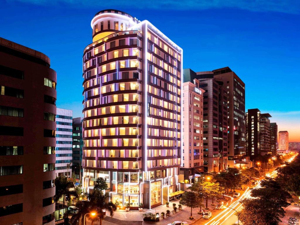 Thắp sáng cây thông Giáng sinh, mở ra mùa ưu đãi lễ hội tại Novotel Hanoi Thai Ha