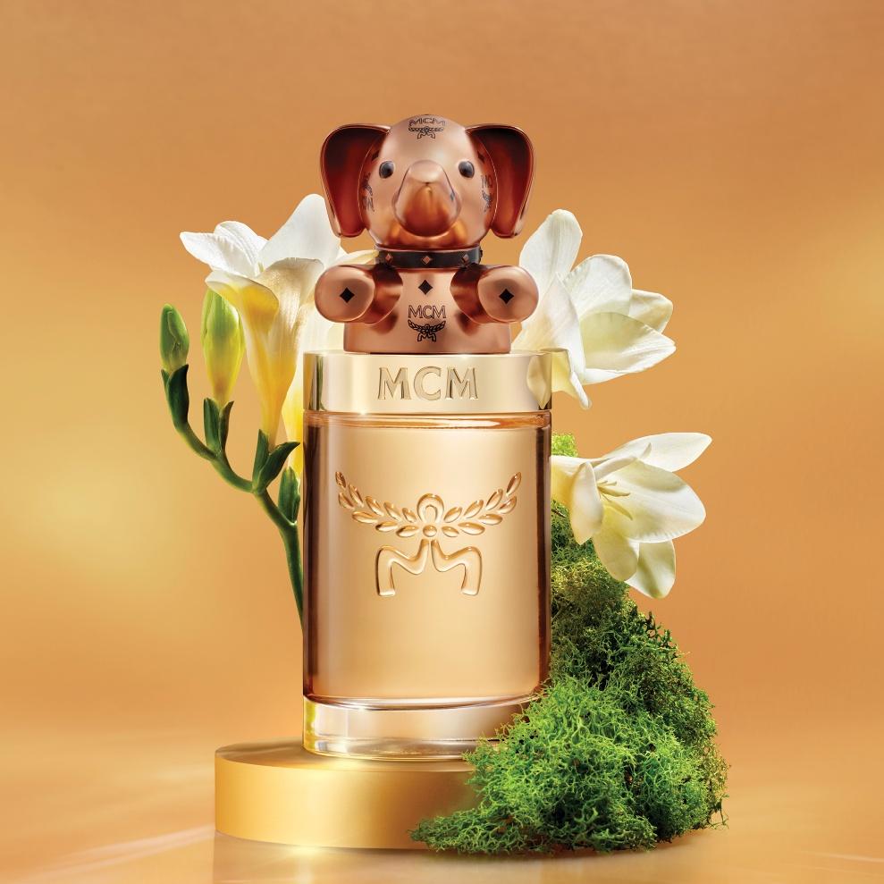 A bottle of perfume with flowers
AI-generated content may be incorrect.