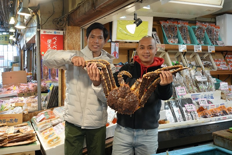 Sự hợp tác độc quyền giữa Le Méridien Saigon và Maguro Studio - chef Lâm từ Maguro Studio (trái) & chef Phi Công từ Le Méridien Saigon (phải)