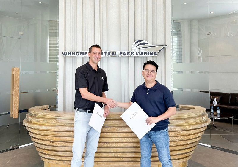 Ông Benoit Moreau, Giám đốc Kinh Doanh khu vực Châu Á – Thái Bình Dương (trái) - Aquila và ông Trần Nhuận Vũ, Giám đốc Thương Mại - Tam Sơn Yachting