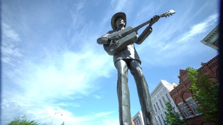 Tượng Hank Williams ở Montgomery - huyền thoại nhạc đồng quê nổi tiếng thế giới.