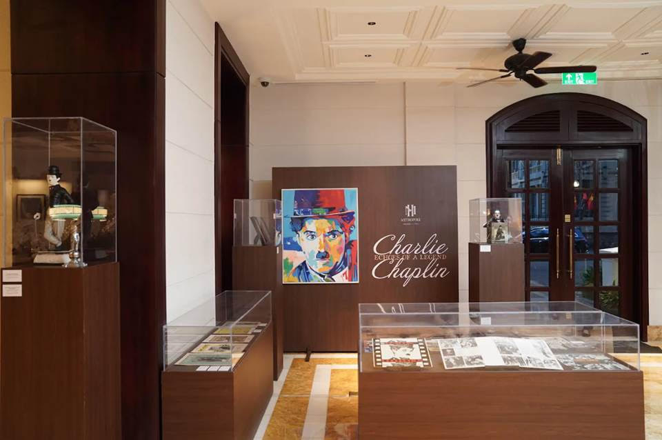 Ông George Koumendakos, Tổng Quản lý khách sạn Sofitel Legend Metropole Hà Nội và ông Paddy MacDonald, nhà sưu tập đến từ nước Úc.