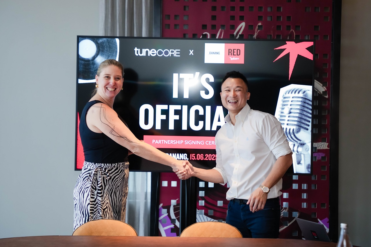 Bà Nicole Weitsz, Tổng quản lý khách sạn Radisson RED Đà Nẵng và ông Cyrus Chen