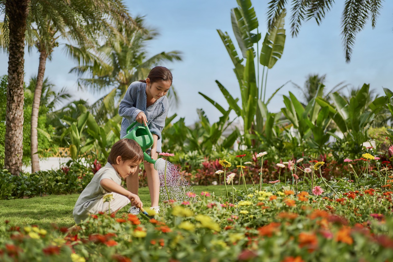Sở hữu 122 căn biệt thự với hồ bơi riêng tư, khu nghỉ dưỡng mang đến một kỳ nghỉ thoải mái và dễ chịu như chính ngôi nhà của bạn. Với vị thế lý tưởng, khách lưu trú dễ dàng bắt gặp khung cảnh bình minh rực rỡ chào ngày mới hay tận hưởng vẻ đẹp của buổi hoàng hôn dịu dàng khép lại một ngày đặc biệt. Căn biệt thự riêng tư được bao quanh bởi cảnh sắc tuyệt diệu sẽ là điểm đến lý tưởng cho kỳ nghỉ của mọi gia đình.