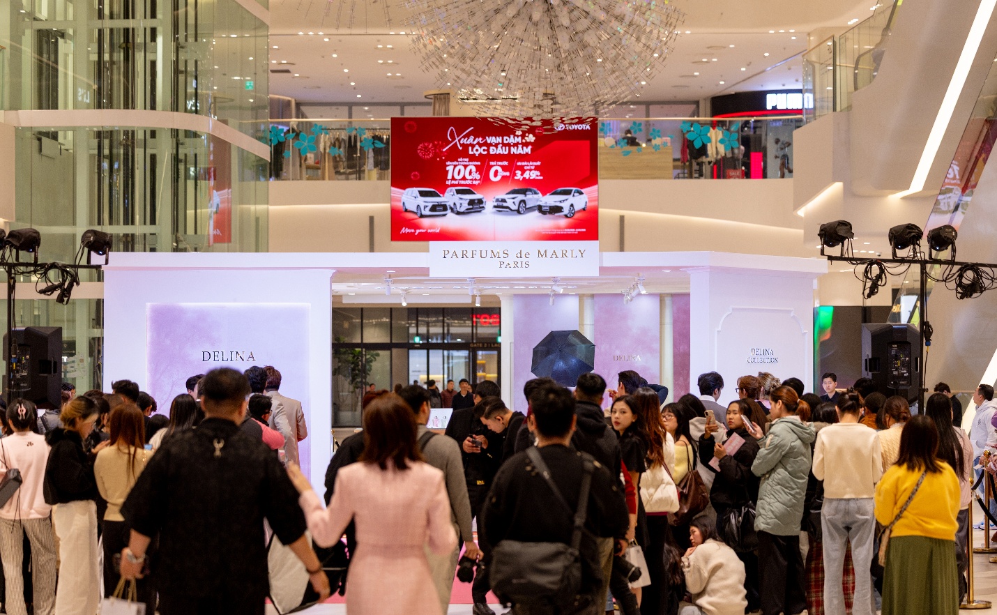 A group of people in a mall

AI-generated content may be incorrect.