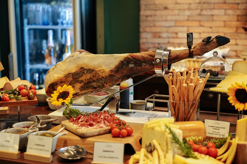 Khi brunch trở thành nghệ thuật: Trải nghiệm Australian Brunch by the River tại Mia Saigon