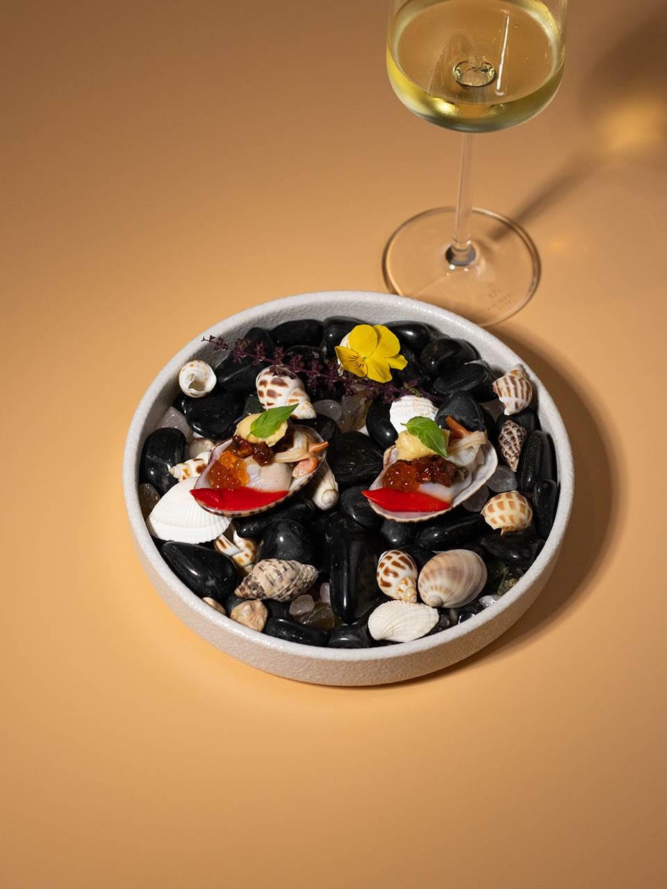 The Colonial còn phục vụ buffet Âu và thực đơn a la carte thượng hạng vào buổi sáng, đồng thời biến thành khu vực lounge sang trọng trong ngày dành riêng cho khách lưu trú tại các phòng suite và biệt thự cao cấp.