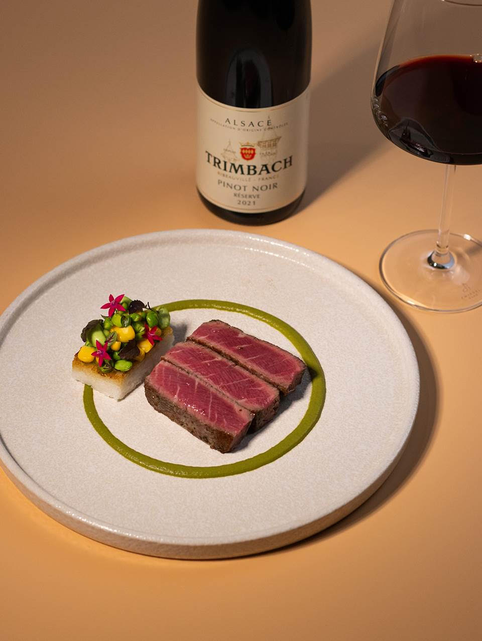 Hành trình ẩm thực 6 món bắt đầu với món ăn nhẹ độc đáo gồm sò lụa đỏ dùng kèm mứt chorizo và củ cải, xốt miso bông cải trắng và trứng cá hồi