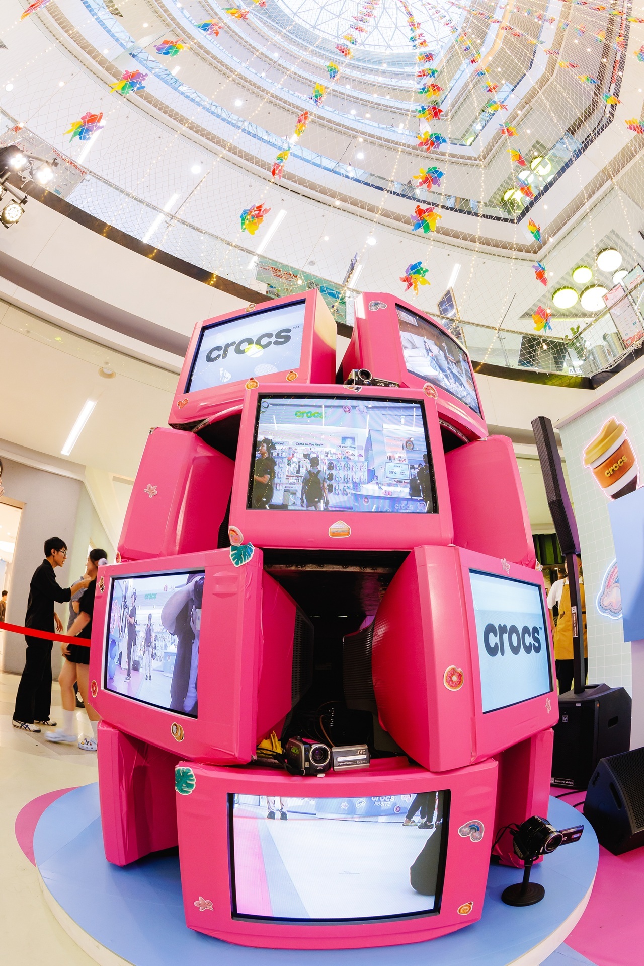 Crocs “khuấy đảo” mùa hè với Pop Up cực chất và bảng màu ngọt ngào