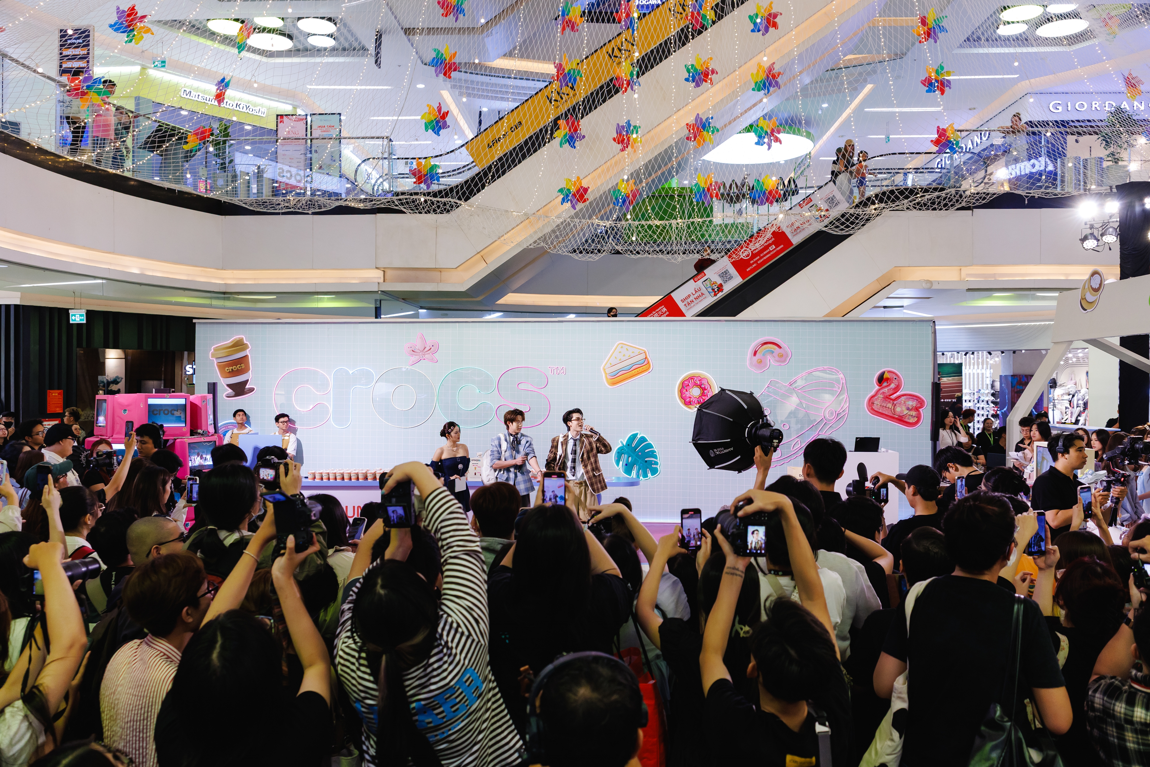 Crocs “khuấy đảo” mùa hè với Pop Up cực chất và bảng màu ngọt ngào