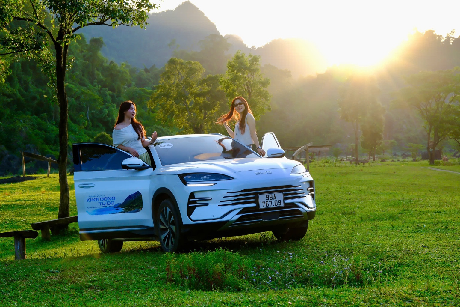 BYD Sealion 6 dưới ánh hoàng hôn