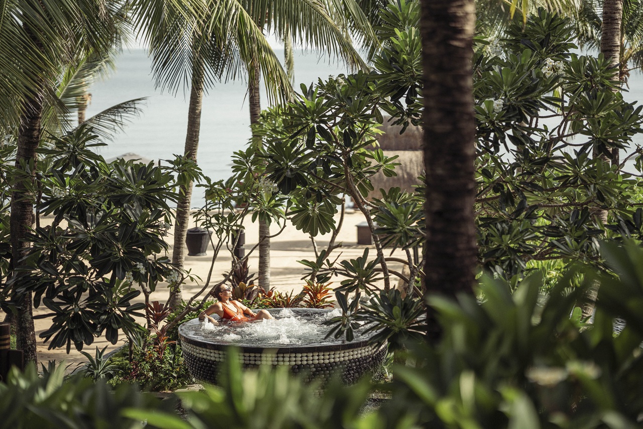 Với khung cảnh di sản thiên nhiên thế giới kỳ vĩ, InterContinental Halong Bay Resort xứng đáng là một trong những khách sạn có tầm nhìn đẹp nhất vịnh Bắc bộ.