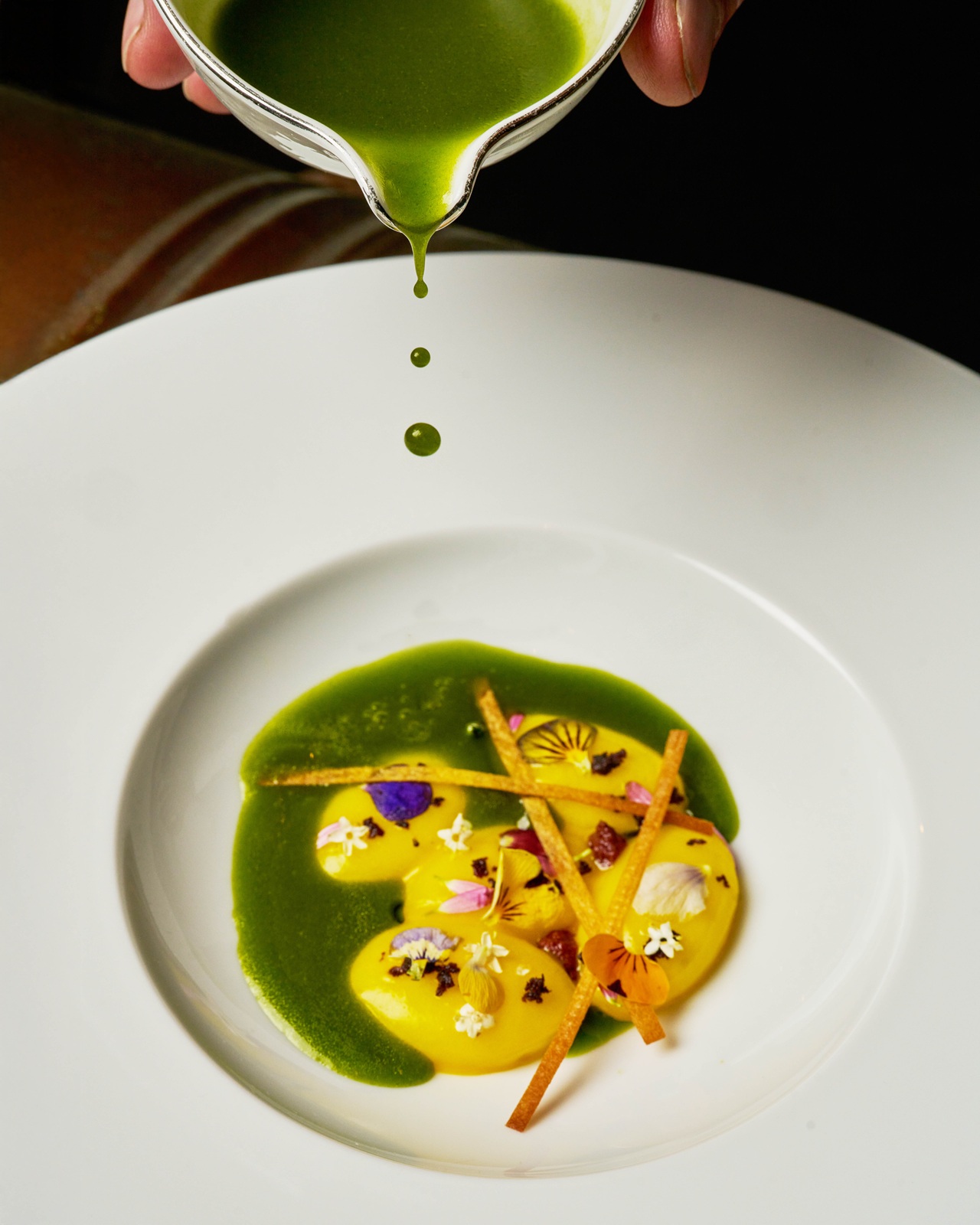 Sự kết hợp giữa Bếp trưởng 3 sao Michelin Christian Le Squer và “ông hoàng resort” Bill Bensley đưa không khí Lễ hội đến cao trào với các sáng tạo nghệ thuật đầy đẳng cấp.