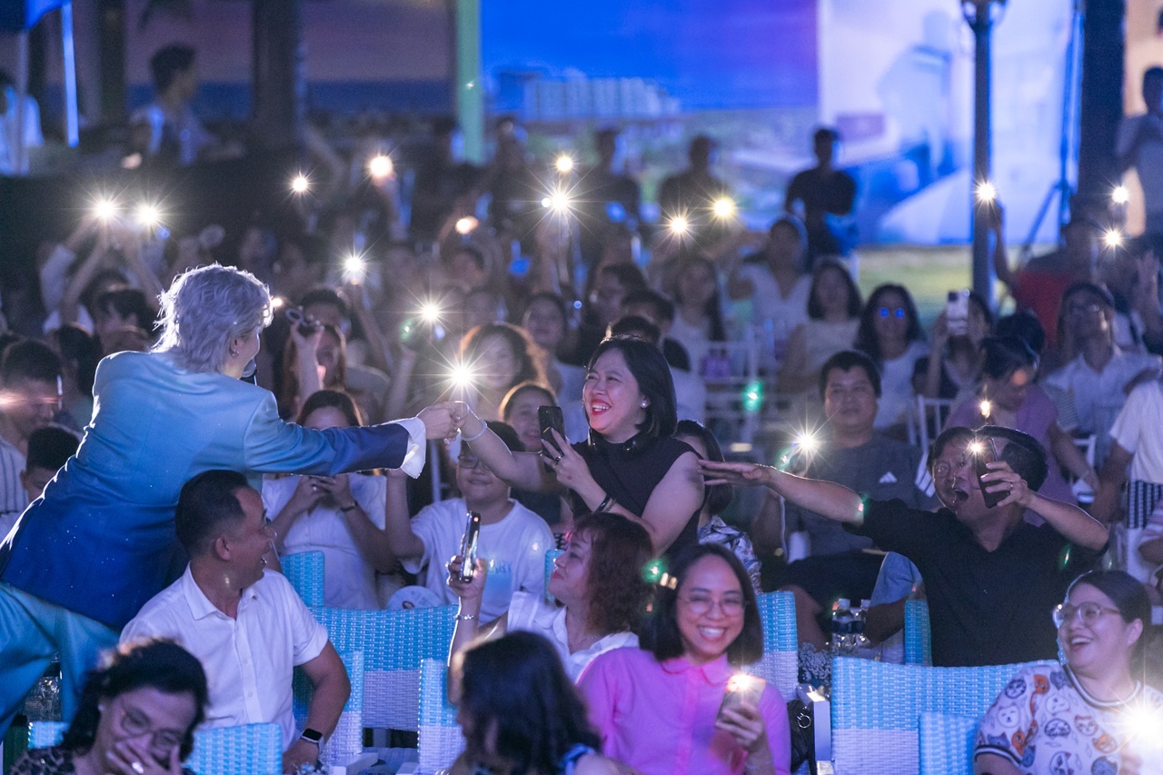 Ca sĩ Hà Nhi tương tác cùng khán giả tại đêm nhạc Sea Sound Session