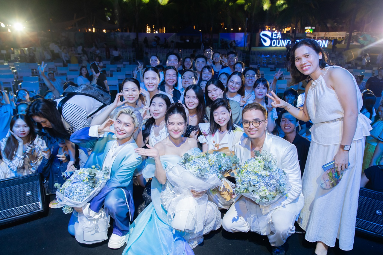 Ca sĩ Vicky Nhung giao lưu với khán giả trong ca khúc “Thèm yêu”