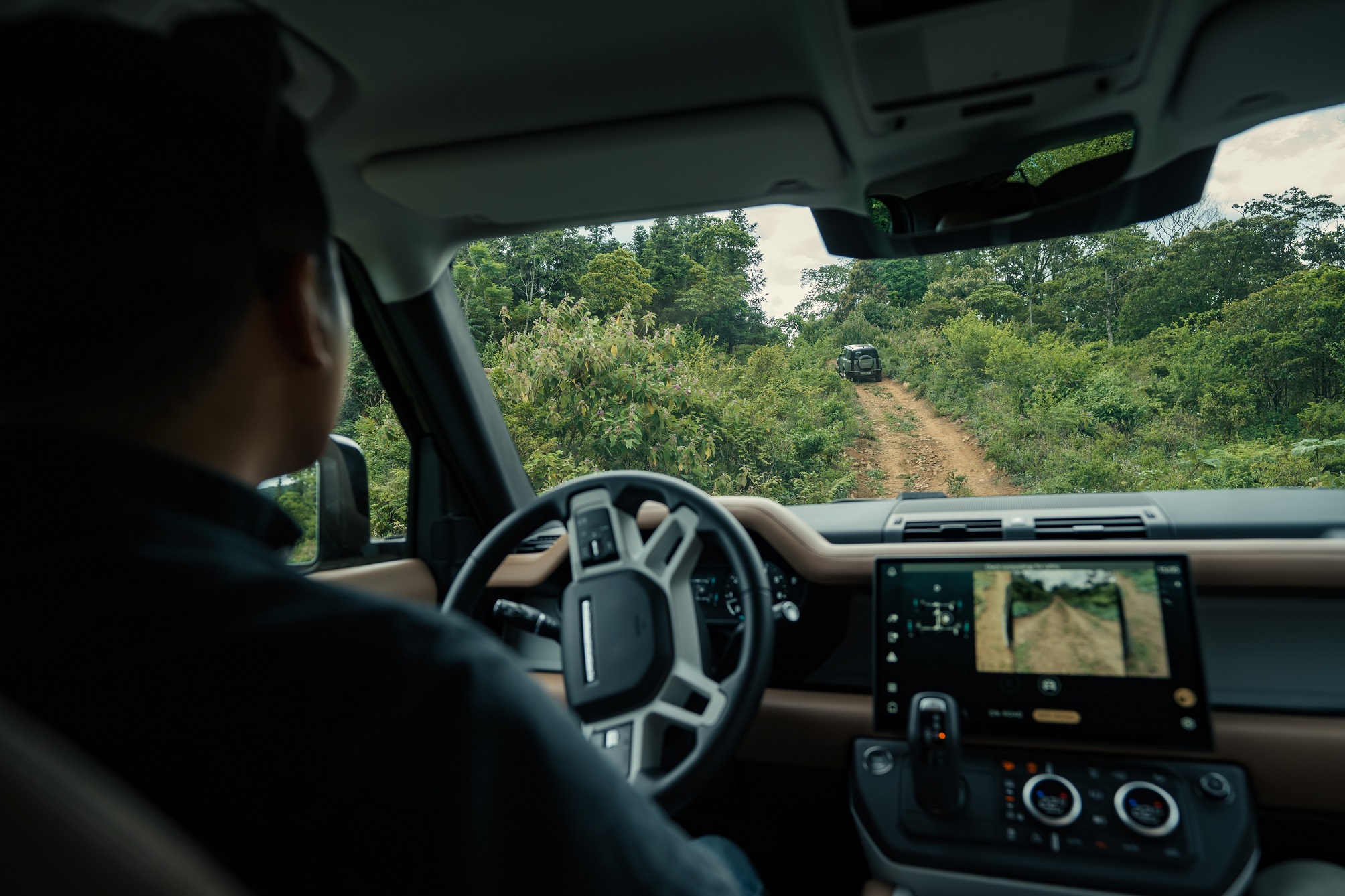 Trên nóc Land Rover Defender, chạm tới cảm giác tự do trên đỉnh Viên Nam