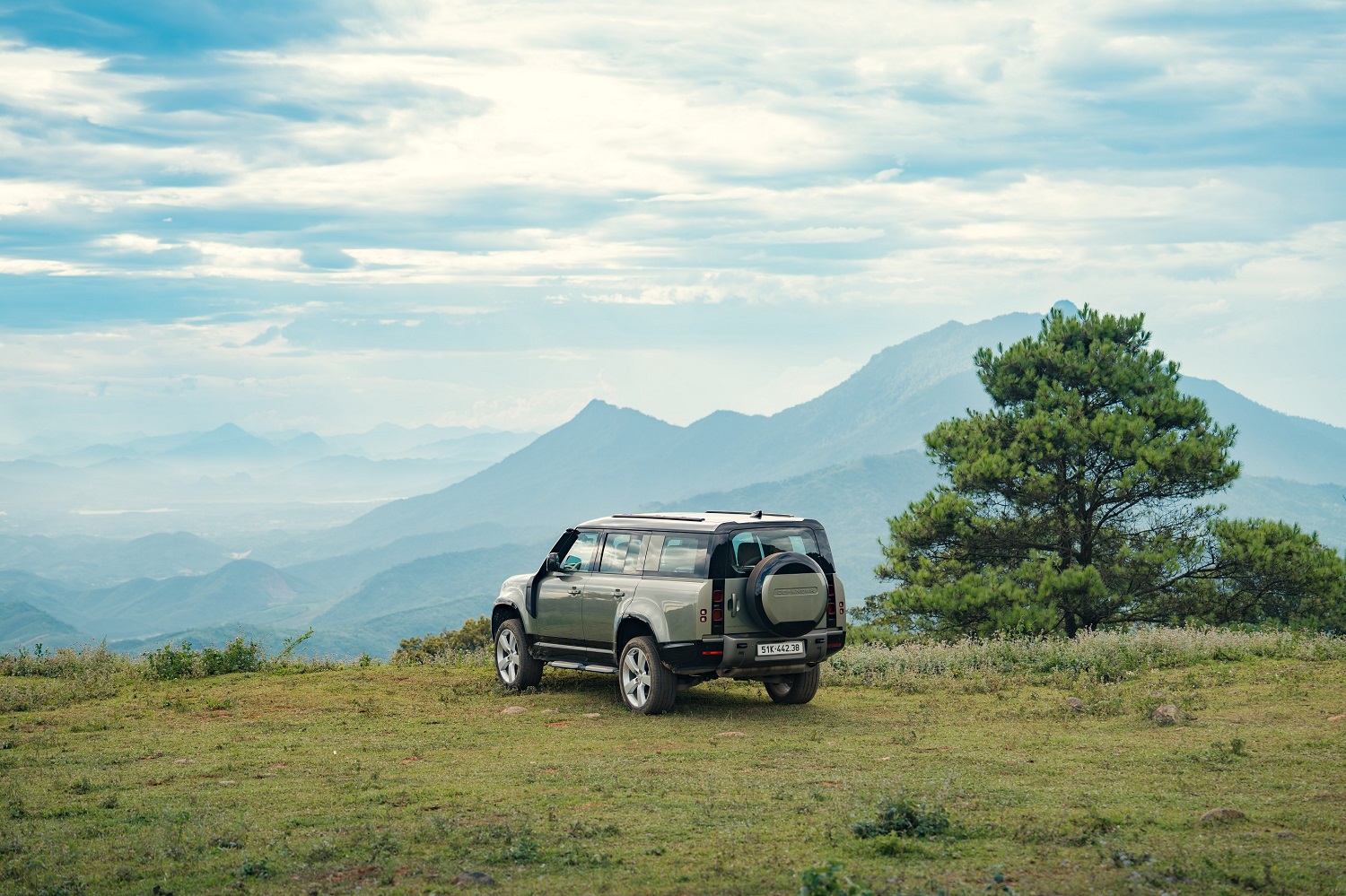 Trên nóc Land Rover Defender, chạm tới cảm giác tự do trên đỉnh Viên Nam