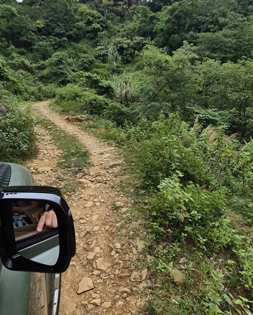 Trên nóc Land Rover Defender, chạm tới cảm giác tự do trên đỉnh Viên Nam
