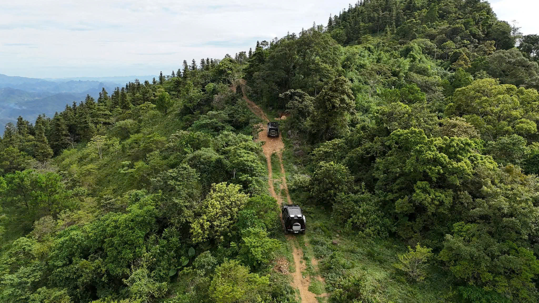 Trên nóc Land Rover Defender, chạm tới cảm giác tự do trên đỉnh Viên Nam