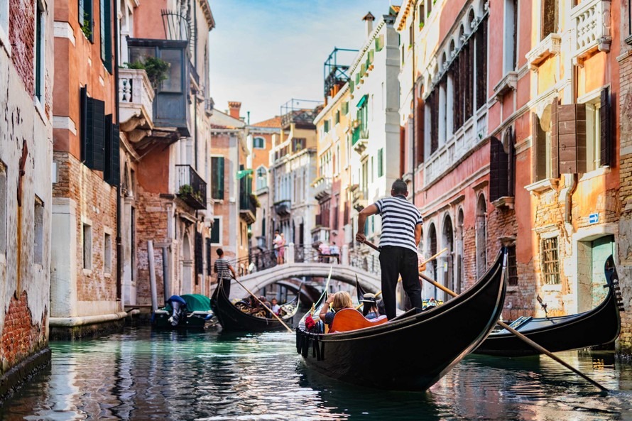 italy-venice-canal-boats-9487.jpg