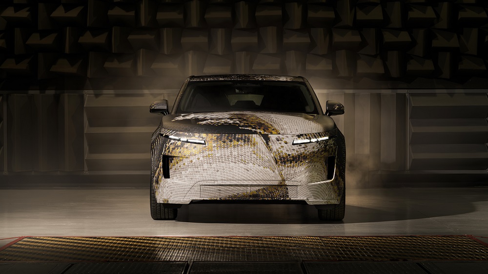 Range Rover vừa chính thức xác nhận sự xuất hiện của Range Rover GT, mẫu xe thứ năm trong danh mục sản phẩm của thương hiệu.  Được định vị ở phân khúc Grand Tourer (GT), mẫu xe hướng đến sự cân bằng giữa khả năng vận hành trên những hành trình dài, không gian nội thất cao cấp và năng lực di chuyển trên nhiều điều kiện địa hình. Theo kế hoạch, Range Rover GT sẽ ra mắt dưới dạng xe thuần điện (BEV) và là mẫu xe điện đầu tiên của thương hiệu được phát triển trên nền tảng EMA (Electrified Modular Architecture) mới. Xe sẽ được sản xuất tại nhà máy Halewood (Vương quốc Anh). Trong các giai đoạn tiếp theo của vòng đời sản phẩm, nền tảng này cũng sẽ hỗ trợ phiên bản Hybrid. Không gian nội thất theo triết lý tối giản Những hình ảnh đầu tiên cho thấy khoang lái của Range Rover GT tiếp tục theo đuổi triết lý thiết kế tối giản vốn đã trở thành đặc trưng của thương hiệu. Bảng táp-lô được thiết kế theo phương ngang với các khe gió điều hòa chạy liền mạch suốt chiều rộng cabin. Hệ thống hiển thị mới sử dụng một màn hình trung tâm cỡ lớn kết hợp màn hình thông tin dành cho người lái thay thế cụm đồng hồ truyền thống. Nhiều chi tiết công nghệ được tích hợp vào thiết kế thay vì xuất hiện như các thành phần độc lập. Hệ thống loa được ẩn phía sau các bề mặt bọc vải cao cấp nhằm tạo nên không gian nội thất liền mạch và hạn chế sự xuất hiện của các chi tiết không cần thiết. Khoang xe cũng được phát triển theo định hướng giảm nhiễu thị giác và tiếng ồn, đồng thời tối ưu khả năng điều khiển bằng giọng nói. Range Rover cho biết hàng ghế sau sẽ có khoảng để chân thuộc nhóm rộng nhất trong phân khúc GT. Một hướng tiếp cận mới với dòng Grand Tourer Khác với nhiều mẫu GT truyền thống vốn ưu tiên khả năng vận hành trên đường nhựa, Range Rover GT vẫn duy trì đặc tính vốn có của thương hiệu, kết hợp sự thoải mái trên những hành trình dài với khả năng di chuyển trên nhiều loại địa hình. Thiết kế ngoại thất mang phong cách coupé với tỷ lệ thân xe thấp và thanh thoát hơn so với các mẫu Range Rover hiện nay. Dù chưa công bố đầy đủ thông số kỹ thuật, hãng cho biết mẫu xe sẽ được phát triển nhằm đáp ứng đồng thời ba yếu tố: vận hành đường trường, hệ truyền động điện và khả năng off-road. Giai đoạn thử nghiệm cuối cùng Hiện các nguyên mẫu (Prototype) của Range Rover GT đang bước vào giai đoạn thử nghiệm cuối cùng tại nhiều khu vực trên thế giới trước khi ra mắt chính thức. Các xe thử nghiệm được phủ lớp decal ngụy trang do đội ngũ thiết kế của Range Rover phát triển, lấy cảm hứng từ bản đồ địa hình quanh Gaydon – nơi đặt trung tâm thiết kế và phát triển sản phẩm của JLR tại Anh. Họa tiết mô phỏng các đường đồng mức địa hình nhằm nhấn mạnh định hướng phát triển của dòng GT mới cũng như quá trình thử nghiệm trong điều kiện thực tế. Bước tiếp theo trong chiến lược điện hóa Việc giới thiệu Range Rover GT đánh dấu lần đầu tiên thương hiệu mở rộng sang phân khúc Grand Tourer bằng một mẫu xe thuần điện. Không chỉ bổ sung thêm một thành viên mới vào danh mục sản phẩm, Range Rover GT còn mở ra hướng phát triển mới của thương hiệu khi kết hợp kiến trúc điện hóa EMA với ngôn ngữ thiết kế tối giản, không gian nội thất hiện đại và triết lý vận hành đặc trưng của Range Rover. Dự kiến, sau khi hoàn tất các chương trình thử nghiệm toàn cầu, Range Rover sẽ công bố thêm thông tin về thiết kế, cấu hình và thời điểm ra mắt chính thức của mẫu GT trong thời gian tới.