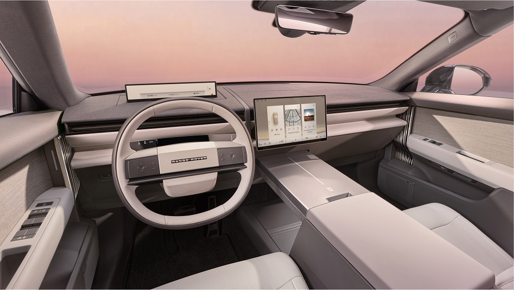 Range Rover vừa chính thức xác nhận sự xuất hiện của Range Rover GT, mẫu xe thứ năm trong danh mục sản phẩm của thương hiệu.  Được định vị ở phân khúc Grand Tourer (GT), mẫu xe hướng đến sự cân bằng giữa khả năng vận hành trên những hành trình dài, không gian nội thất cao cấp và năng lực di chuyển trên nhiều điều kiện địa hình. Theo kế hoạch, Range Rover GT sẽ ra mắt dưới dạng xe thuần điện (BEV) và là mẫu xe điện đầu tiên của thương hiệu được phát triển trên nền tảng EMA (Electrified Modular Architecture) mới. Xe sẽ được sản xuất tại nhà máy Halewood (Vương quốc Anh). Trong các giai đoạn tiếp theo của vòng đời sản phẩm, nền tảng này cũng sẽ hỗ trợ phiên bản Hybrid. Không gian nội thất theo triết lý tối giản Những hình ảnh đầu tiên cho thấy khoang lái của Range Rover GT tiếp tục theo đuổi triết lý thiết kế tối giản vốn đã trở thành đặc trưng của thương hiệu. Bảng táp-lô được thiết kế theo phương ngang với các khe gió điều hòa chạy liền mạch suốt chiều rộng cabin. Hệ thống hiển thị mới sử dụng một màn hình trung tâm cỡ lớn kết hợp màn hình thông tin dành cho người lái thay thế cụm đồng hồ truyền thống. Nhiều chi tiết công nghệ được tích hợp vào thiết kế thay vì xuất hiện như các thành phần độc lập. Hệ thống loa được ẩn phía sau các bề mặt bọc vải cao cấp nhằm tạo nên không gian nội thất liền mạch và hạn chế sự xuất hiện của các chi tiết không cần thiết. Khoang xe cũng được phát triển theo định hướng giảm nhiễu thị giác và tiếng ồn, đồng thời tối ưu khả năng điều khiển bằng giọng nói. Range Rover cho biết hàng ghế sau sẽ có khoảng để chân thuộc nhóm rộng nhất trong phân khúc GT. Một hướng tiếp cận mới với dòng Grand Tourer Khác với nhiều mẫu GT truyền thống vốn ưu tiên khả năng vận hành trên đường nhựa, Range Rover GT vẫn duy trì đặc tính vốn có của thương hiệu, kết hợp sự thoải mái trên những hành trình dài với khả năng di chuyển trên nhiều loại địa hình. Thiết kế ngoại thất mang phong cách coupé với tỷ lệ thân xe thấp và thanh thoát hơn so với các mẫu Range Rover hiện nay. Dù chưa công bố đầy đủ thông số kỹ thuật, hãng cho biết mẫu xe sẽ được phát triển nhằm đáp ứng đồng thời ba yếu tố: vận hành đường trường, hệ truyền động điện và khả năng off-road. Giai đoạn thử nghiệm cuối cùng Hiện các nguyên mẫu (Prototype) của Range Rover GT đang bước vào giai đoạn thử nghiệm cuối cùng tại nhiều khu vực trên thế giới trước khi ra mắt chính thức. Các xe thử nghiệm được phủ lớp decal ngụy trang do đội ngũ thiết kế của Range Rover phát triển, lấy cảm hứng từ bản đồ địa hình quanh Gaydon – nơi đặt trung tâm thiết kế và phát triển sản phẩm của JLR tại Anh. Họa tiết mô phỏng các đường đồng mức địa hình nhằm nhấn mạnh định hướng phát triển của dòng GT mới cũng như quá trình thử nghiệm trong điều kiện thực tế. Bước tiếp theo trong chiến lược điện hóa Việc giới thiệu Range Rover GT đánh dấu lần đầu tiên thương hiệu mở rộng sang phân khúc Grand Tourer bằng một mẫu xe thuần điện. Không chỉ bổ sung thêm một thành viên mới vào danh mục sản phẩm, Range Rover GT còn mở ra hướng phát triển mới của thương hiệu khi kết hợp kiến trúc điện hóa EMA với ngôn ngữ thiết kế tối giản, không gian nội thất hiện đại và triết lý vận hành đặc trưng của Range Rover. Dự kiến, sau khi hoàn tất các chương trình thử nghiệm toàn cầu, Range Rover sẽ công bố thêm thông tin về thiết kế, cấu hình và thời điểm ra mắt chính thức của mẫu GT trong thời gian tới.
