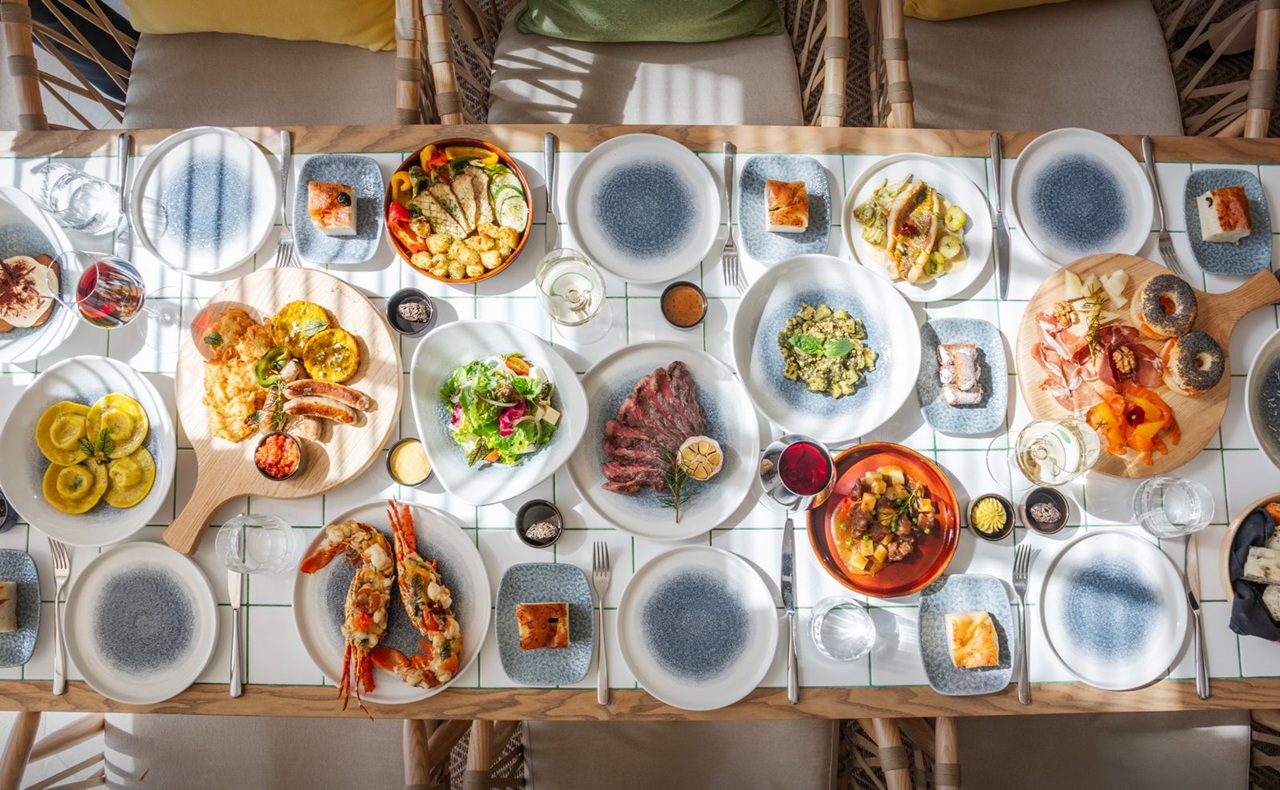 Tiệc hồ bơi tại La Festa Phu Quoc mang đến không gian giải nhiệt lý tưởng cho mọi lứa tuổi giữa cái nóng mùa hè