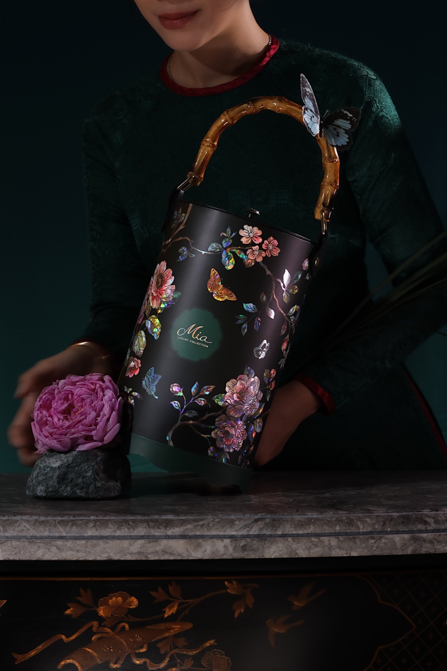 “Nguyệt Cẩm – Moonlit Brocade”: Tinh hoa di sản Việt trong bộ sưu tập bánh Trung Thu từ Mia Luxury Collection
