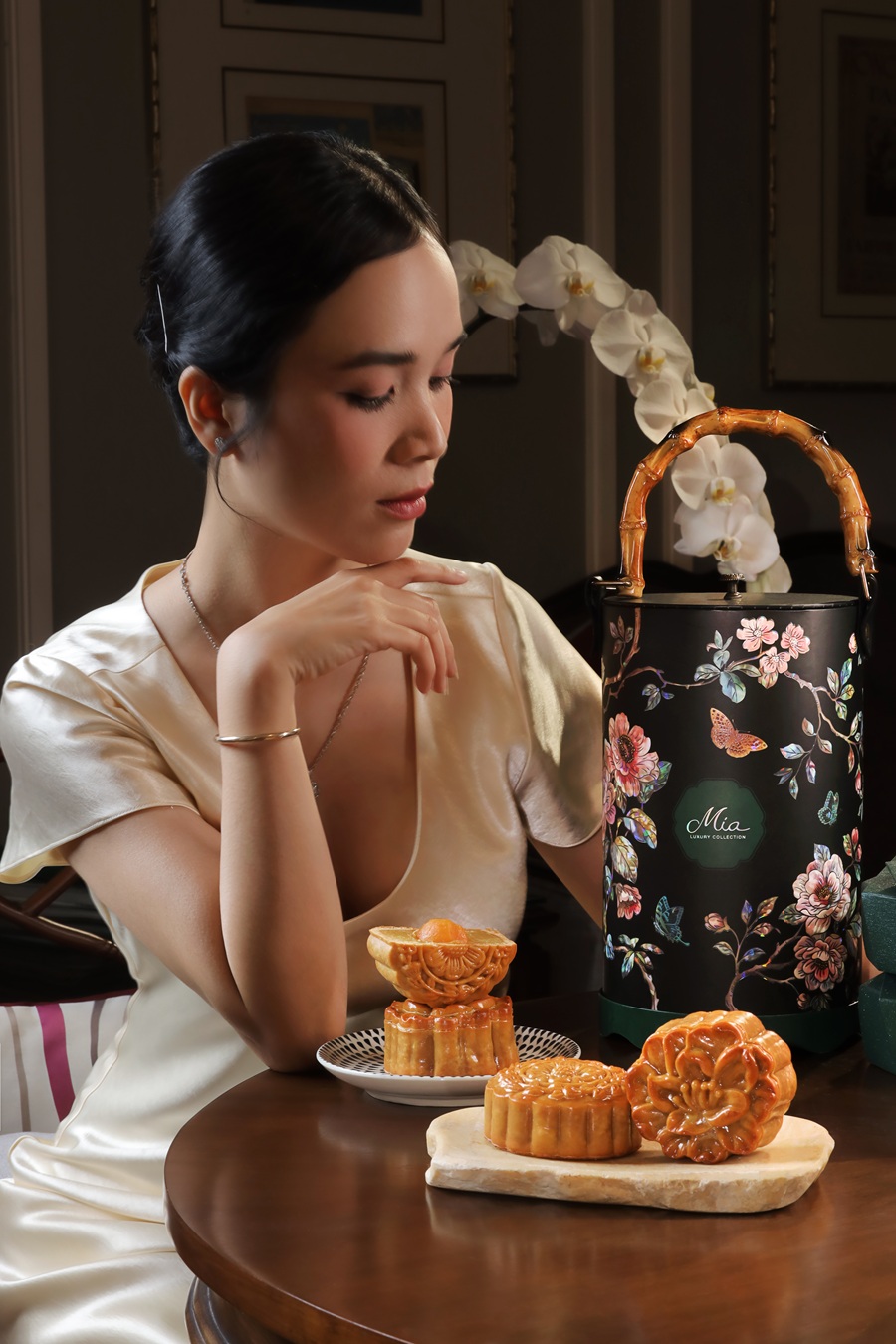 “Nguyệt Cẩm – Moonlit Brocade”: Tinh hoa di sản Việt trong bộ sưu tập bánh Trung Thu từ Mia Luxury Collection