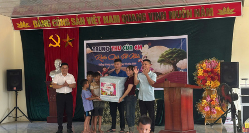 Trung thu ấm áp ở xóm Chằng Trong – Cao Phong