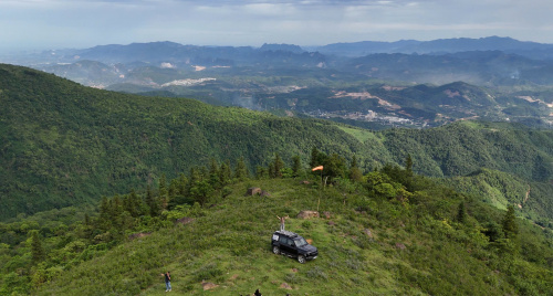 Trên nóc Land Rover Defender, chạm tới cảm giác tự do trên đỉnh Viên Nam