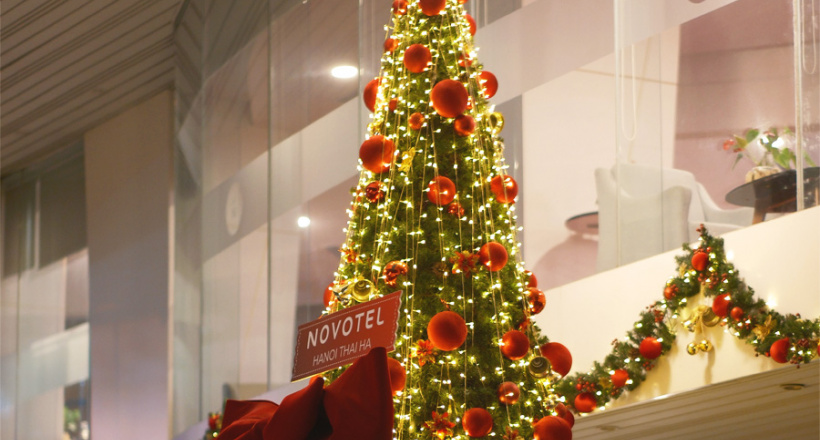 Thắp sáng cây thông Giáng sinh, mở ra mùa ưu đãi lễ hội tại Novotel Hanoi Thai Ha