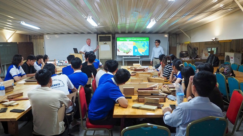 canadian-wood-viet-nam-dong-hanh-cung-truong-dai-hoc-su-pham-ky-thuat-tp_67b5f6e82071f.jpg