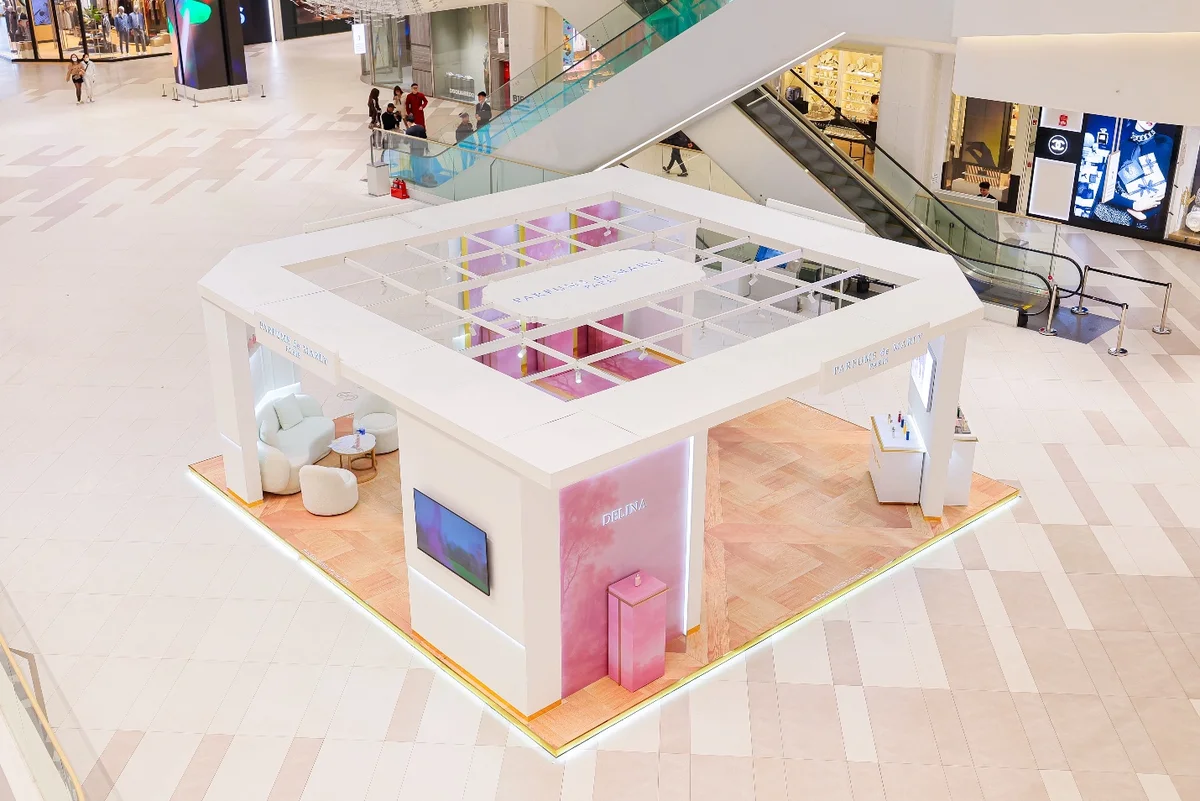 A white square structure with a glass roof

AI-generated content may be incorrect.